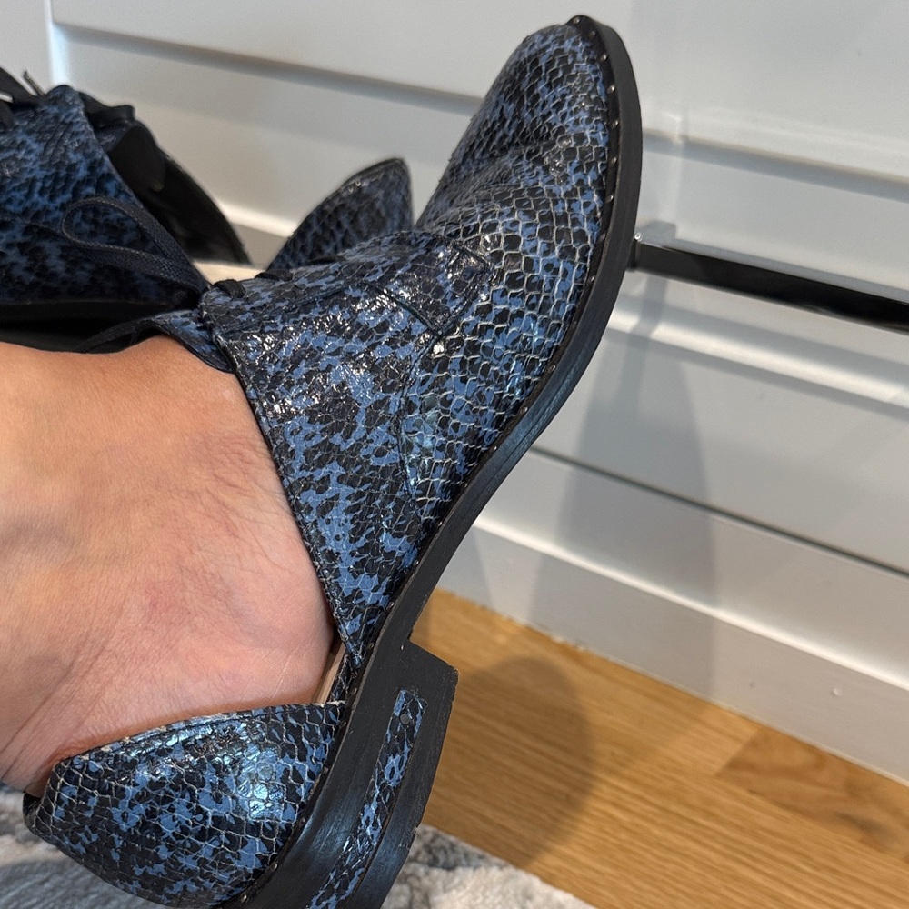 Freda Salvador Women’s Black and Blue Snakeskin Oxfords - Picture 8 of 8
